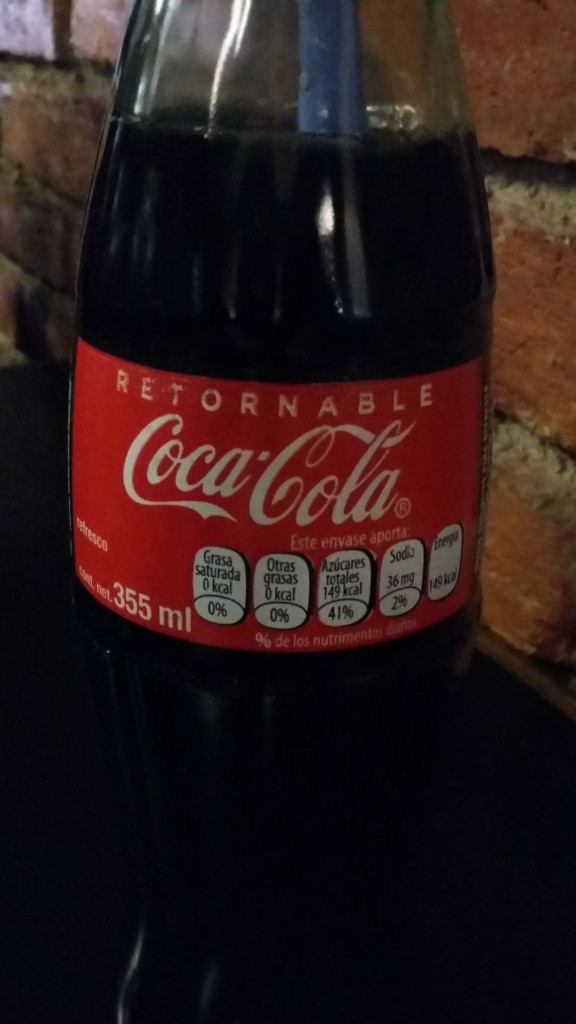 Botellas retornables de Coca Cola... retornables!!!! como en los 80 en España... y no en un restaurante, en casi todos!!!