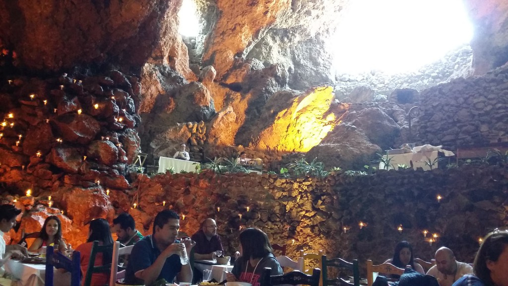 En lo alto de la caverna, se puede ver donde los cocineros preparan la comida.