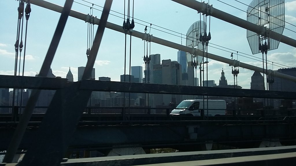 Cruzando a Manhatan por el Puente de Manhatan, dejando el puente de Brooklyn a la izquierda nuestra.