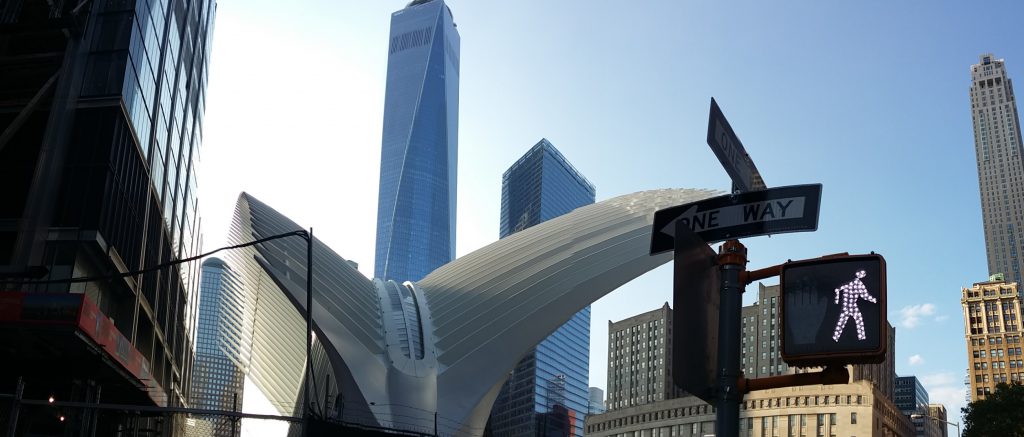 Oculo de Calatrava en primer plano, y el edificio ONE WTC detrás.