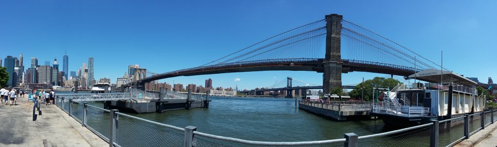 Puente de Brooklym y detras el de Manhattan. A la izquierda Manhattan y a la derecha Brooklyn, desde los muelles de los Ferries.
