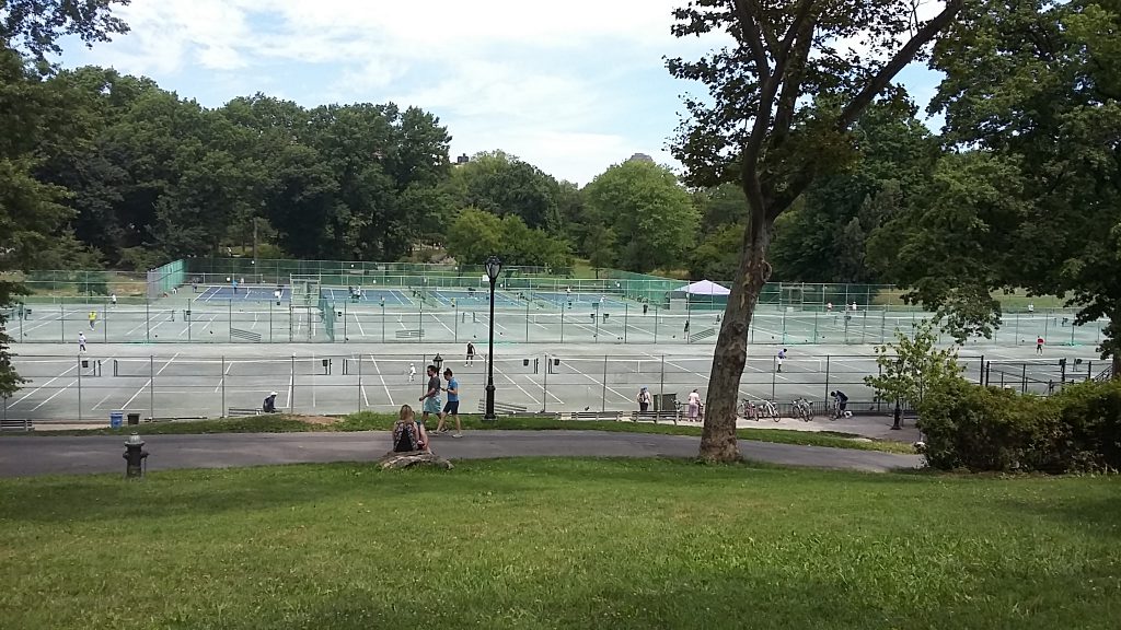Canchas de tenis donde los neoyorquinos juegan al tenis en mitad de Central Park.