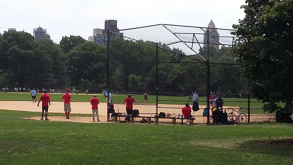 Personalmente me encantó esta zona del parque donde se juega al beisbol, mientras esperas a tu turno de bateo y te tomas una soda, y comes unas patatas fritas.