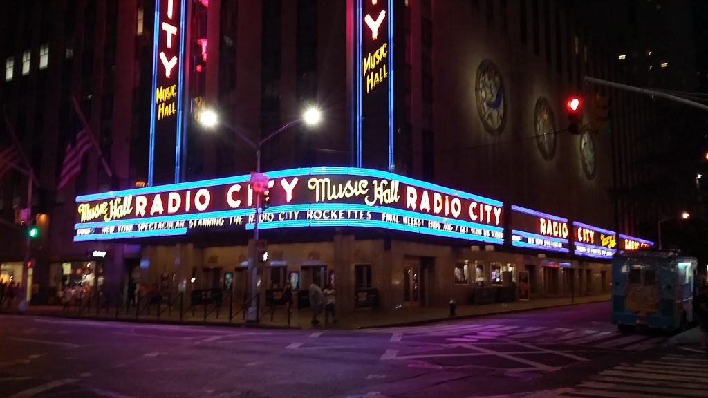 El Radio City Music Hall de noche con sus luces y con la de gente y cantantes que han debido de pasar por allí... se te pone la piel de gallina.