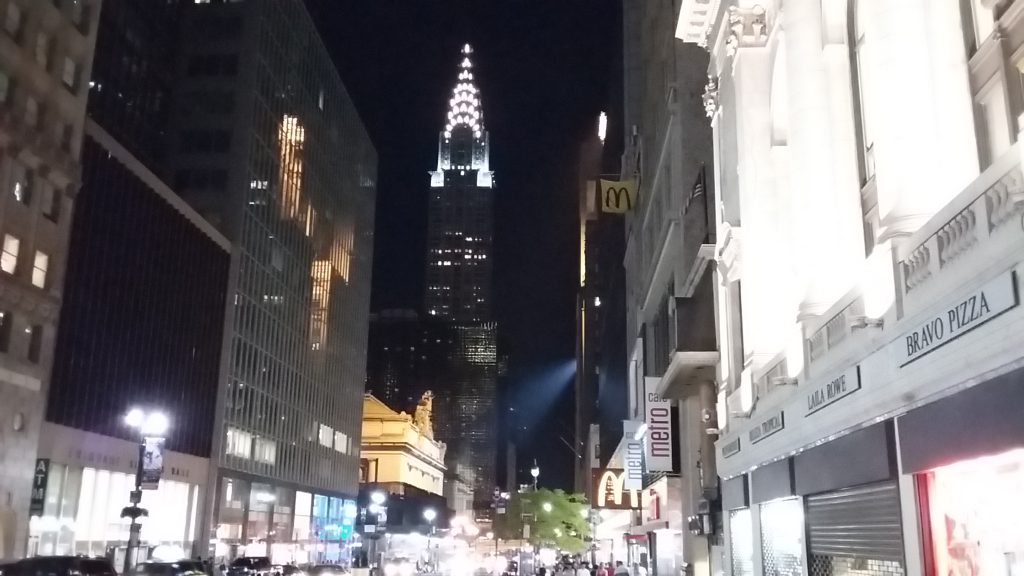 Impresionantes vistas del Edifico Chrysler por la noche en mitad del skyline de Manhattan.