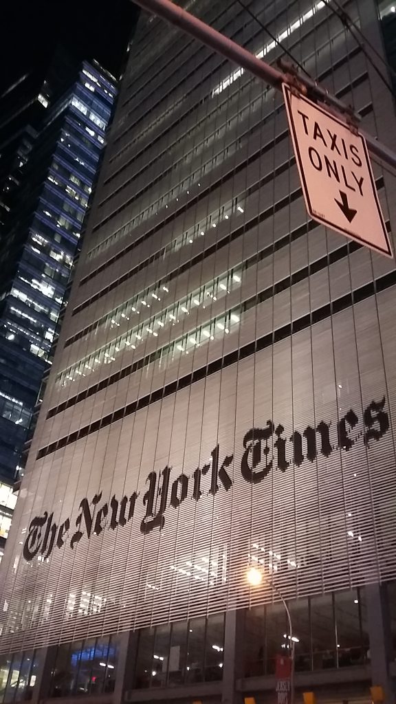 Vista del edificio del New York Times que esta en frente de la estación de autobuses de la autoridad portuaria.