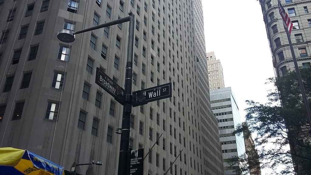 Entrada a la Wall Street indicada en un letrero.