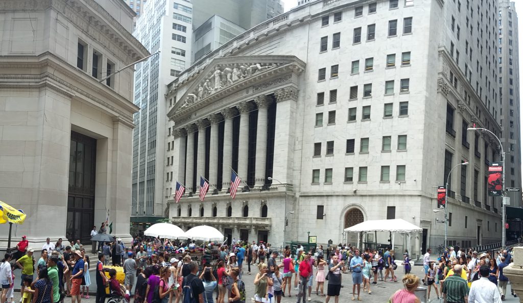 Edificio de la bolsa de NY rodeado por un enjambre de turistas.