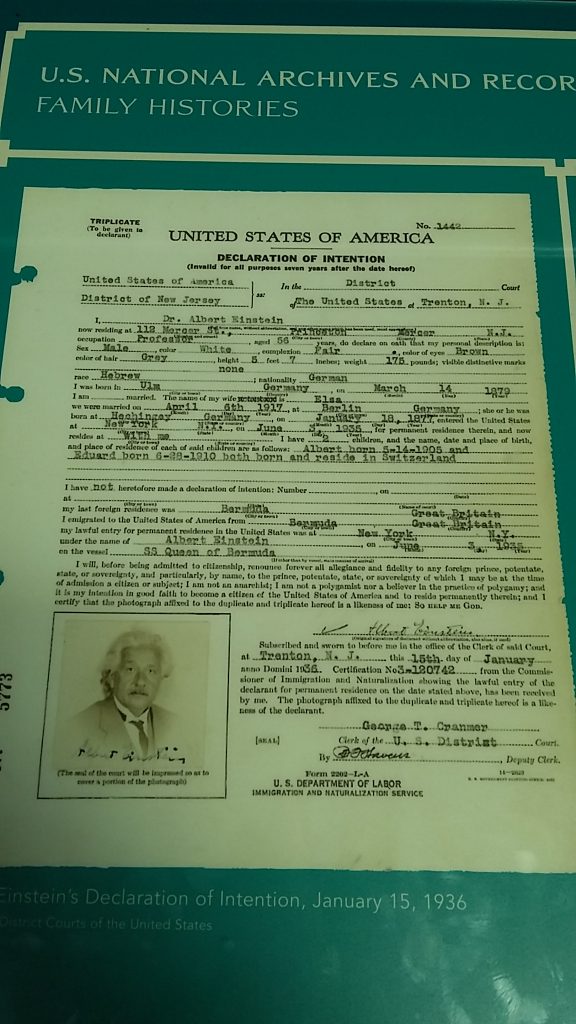 Aquí tenéis los papeles de acceso que le dieron a Albert Einstein.