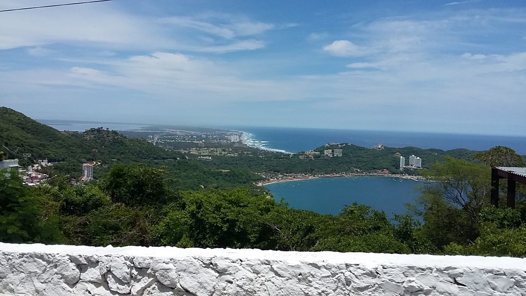 Acapulco Diamante desde lo alto del paso de la montaña camino de Acapulco Dorado. Se ven los hotelazos desde aquí.