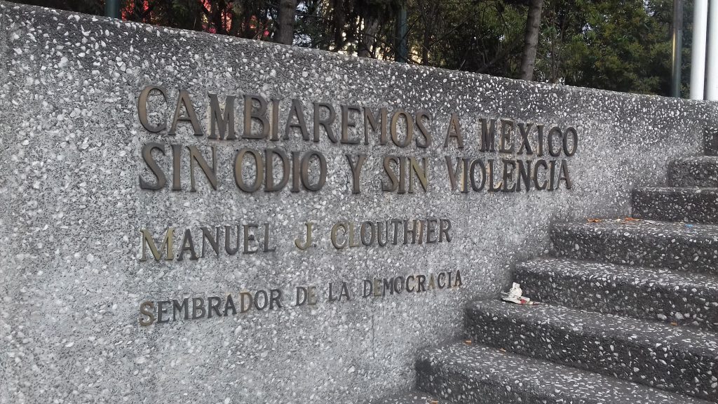 Foto de una de las 10000 estatuas que hay en los parques de Mexico... "Cambiaremos Mexico sin odio y sin violencia" ... tendra que estar revolviéndose en su tumba....